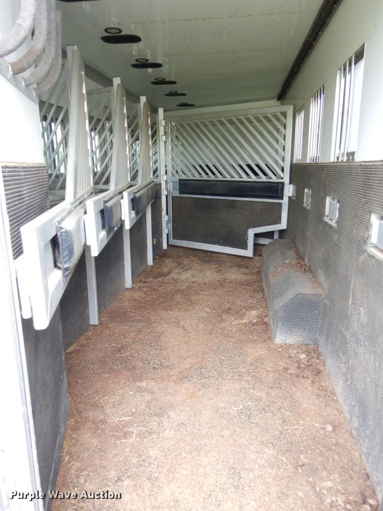 image for item HA9145 2007 Bloomer horse trailer