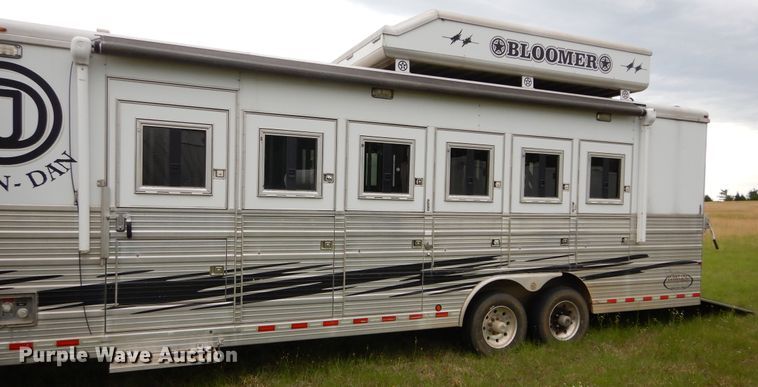 image for item HA9145 2007 Bloomer horse trailer