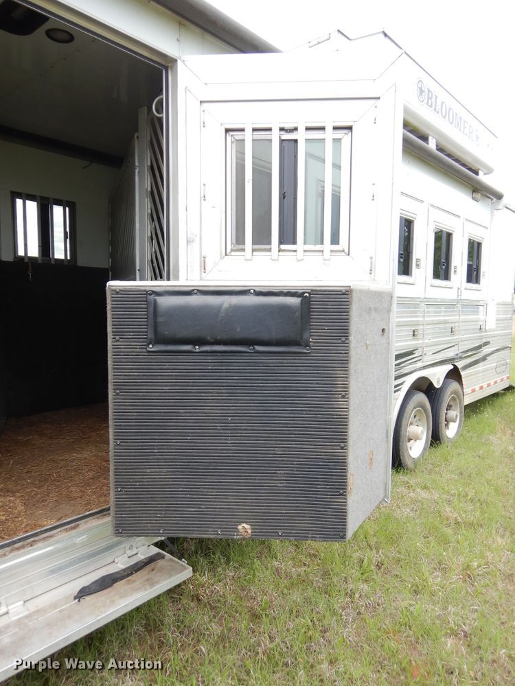 image for item HA9145 2007 Bloomer horse trailer