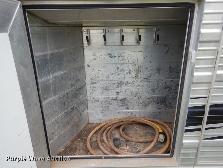 image for item HA9145 2007 Bloomer horse trailer