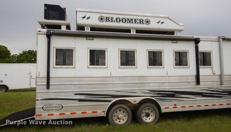 image for item HA9145 2007 Bloomer horse trailer
