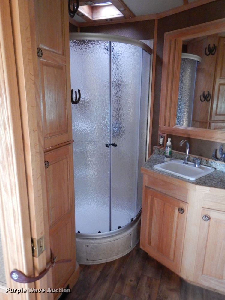 image for item HA9145 2007 Bloomer horse trailer