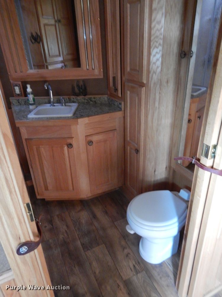 image for item HA9145 2007 Bloomer horse trailer