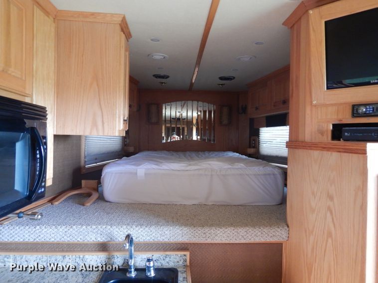 image for item HA9145 2007 Bloomer horse trailer