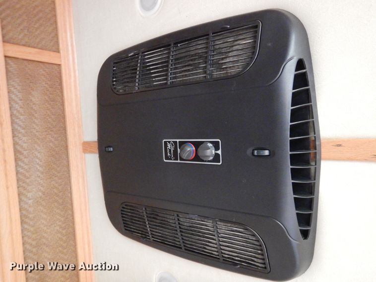 image for item HA9145 2007 Bloomer horse trailer