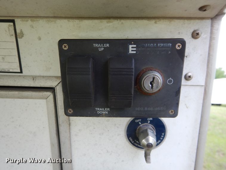 image for item HA9145 2007 Bloomer horse trailer