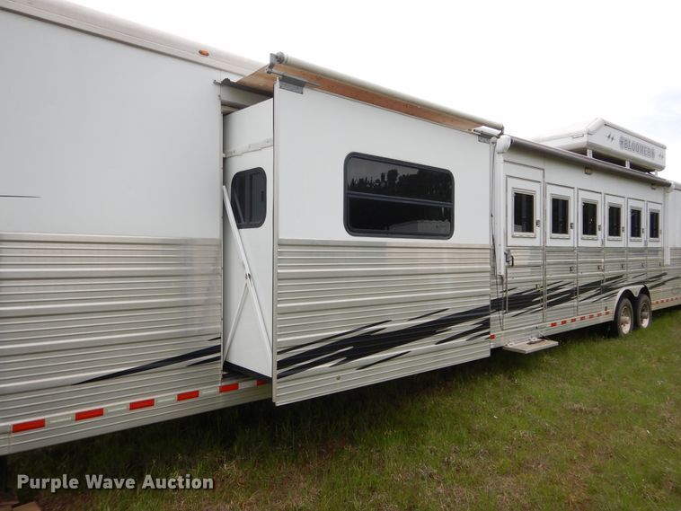 image for item HA9145 2007 Bloomer horse trailer
