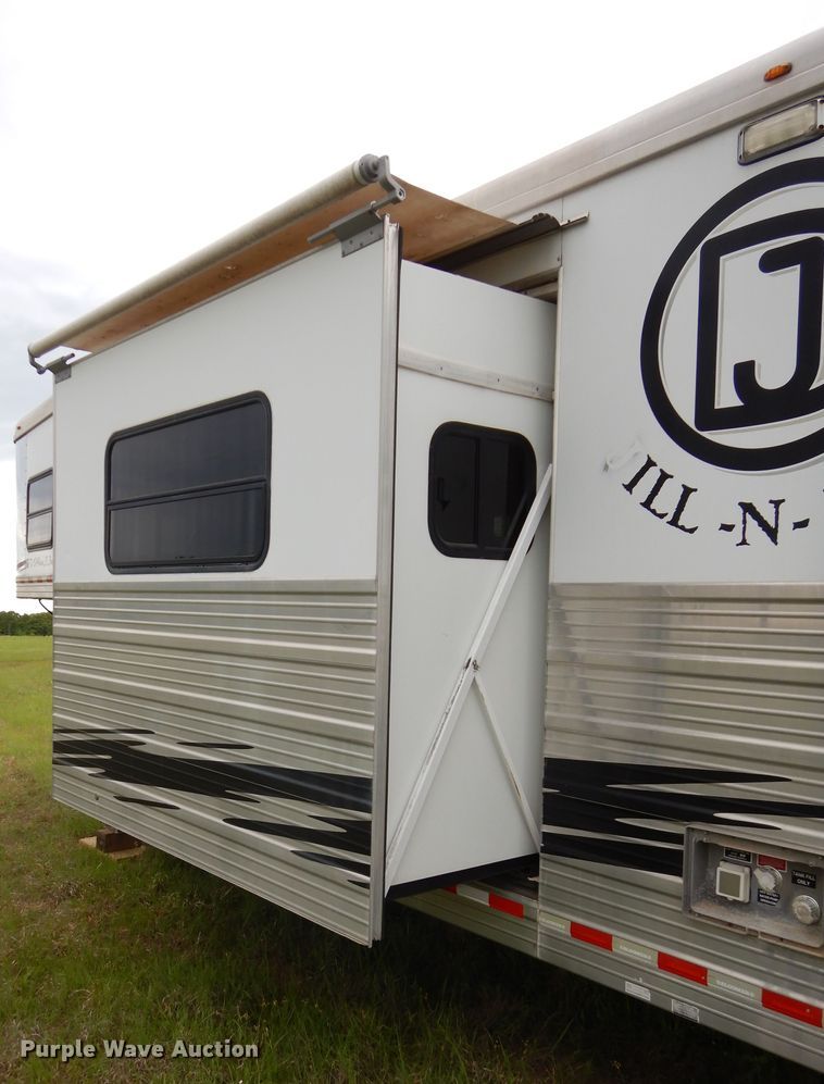 image for item HA9145 2007 Bloomer horse trailer