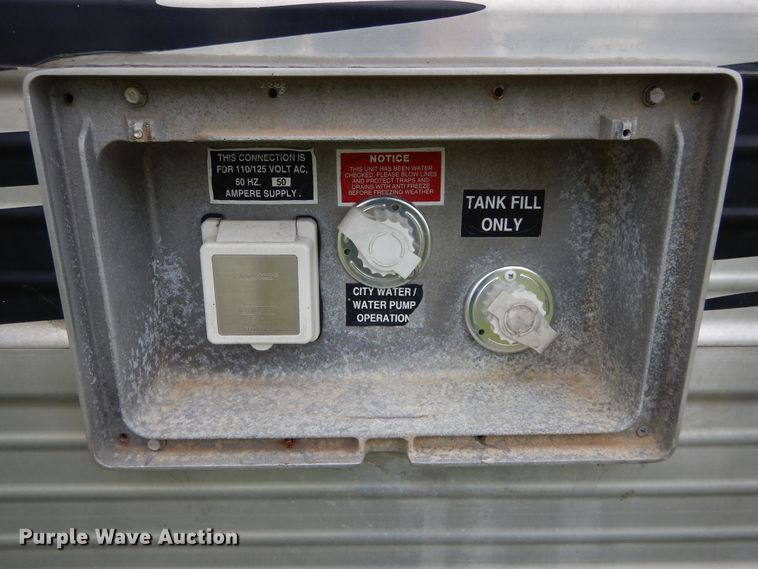 image for item HA9145 2007 Bloomer horse trailer