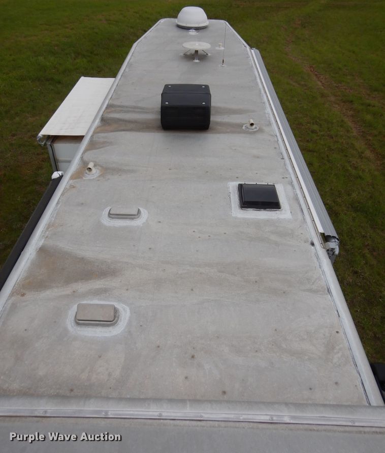 image for item HA9145 2007 Bloomer horse trailer