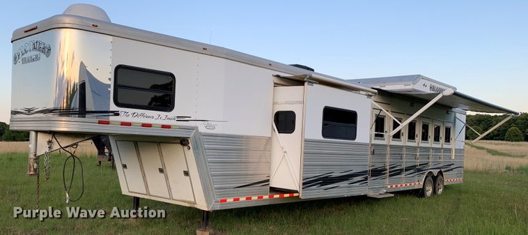 image for item HA9145 2007 Bloomer horse trailer