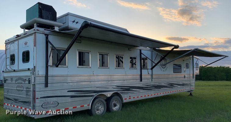 image for item HA9145 2007 Bloomer horse trailer