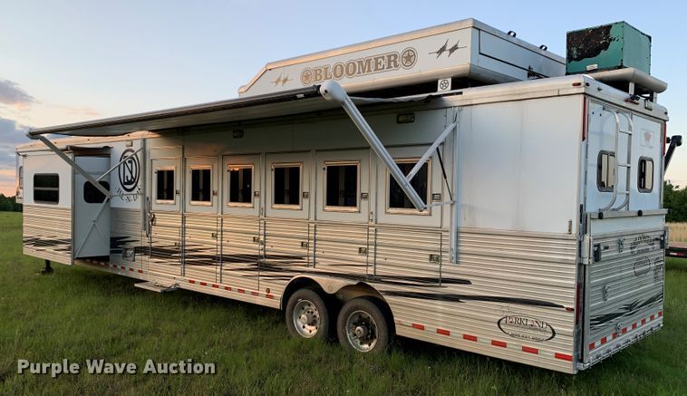 image for item HA9145 2007 Bloomer horse trailer