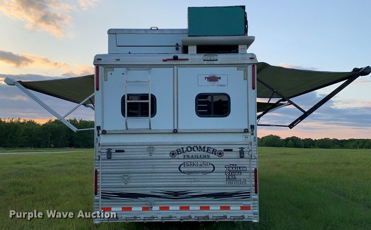 image for item HA9145 2007 Bloomer horse trailer
