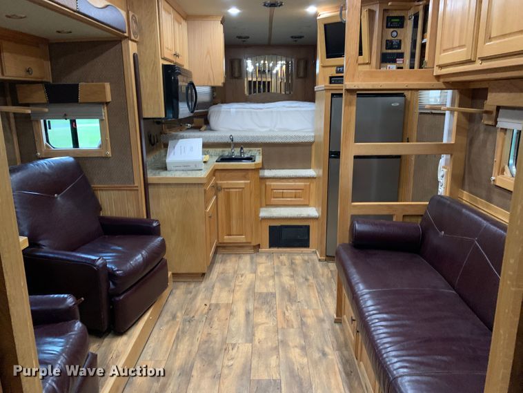 image for item HA9145 2007 Bloomer horse trailer