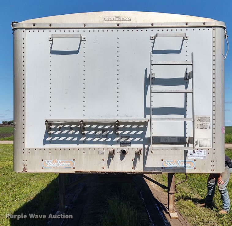 image for item DE6927 1993 Wilson DWH-200 double hopper bottom grain trailer