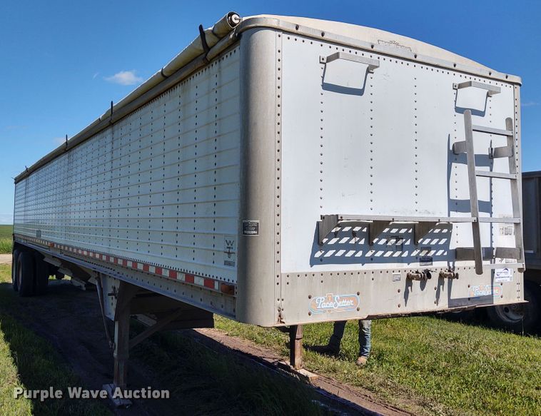 image for item DE6927 1993 Wilson DWH-200 double hopper bottom grain trailer