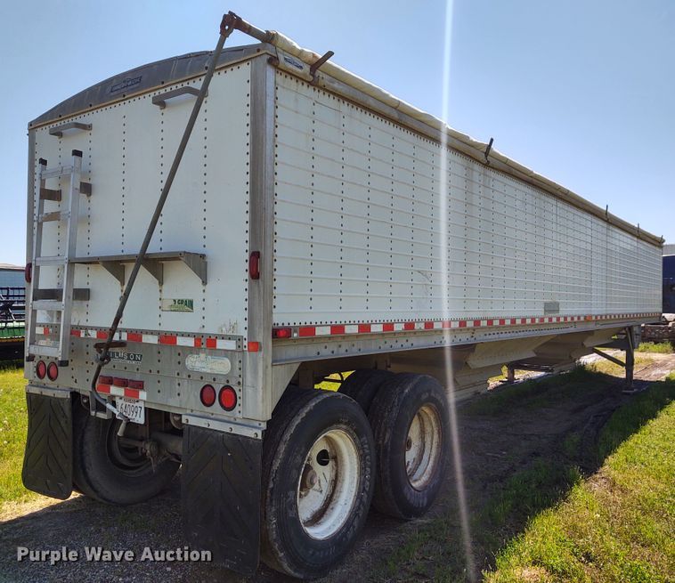 image for item DE6927 1993 Wilson DWH-200 double hopper bottom grain trailer