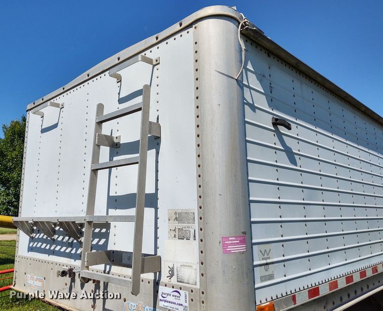 image for item DE6927 1993 Wilson DWH-200 double hopper bottom grain trailer