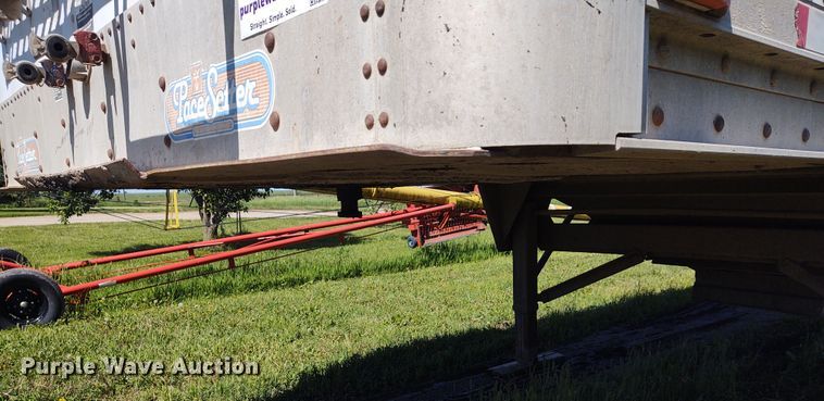 image for item DE6927 1993 Wilson DWH-200 double hopper bottom grain trailer
