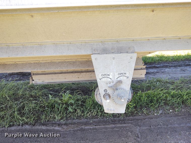 image for item DE6927 1993 Wilson DWH-200 double hopper bottom grain trailer