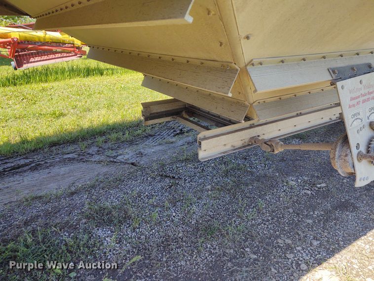 image for item DE6927 1993 Wilson DWH-200 double hopper bottom grain trailer