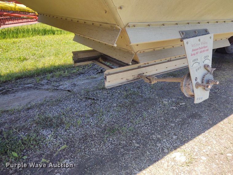 image for item DE6927 1993 Wilson DWH-200 double hopper bottom grain trailer