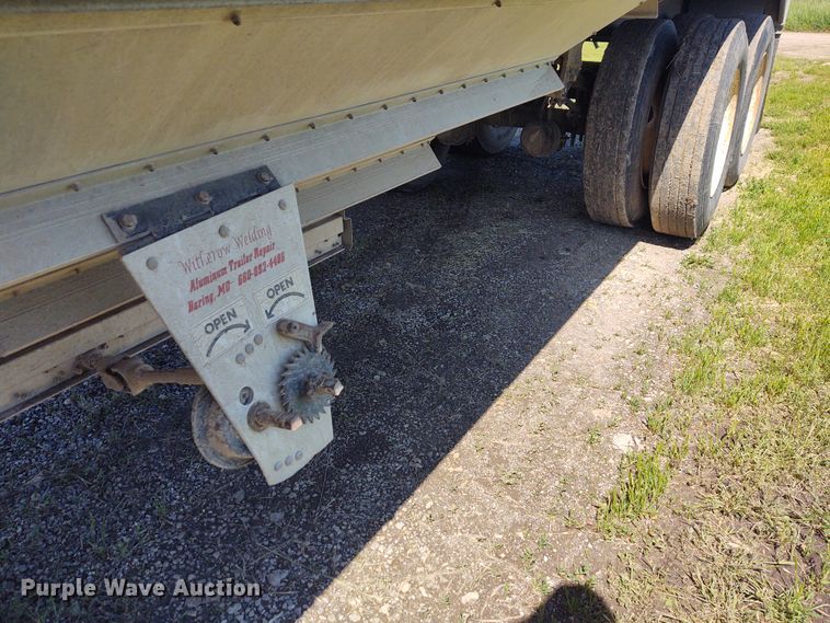 image for item DE6927 1993 Wilson DWH-200 double hopper bottom grain trailer