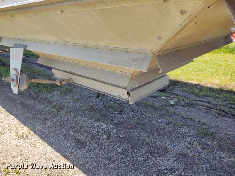 image for item DE6927 1993 Wilson DWH-200 double hopper bottom grain trailer