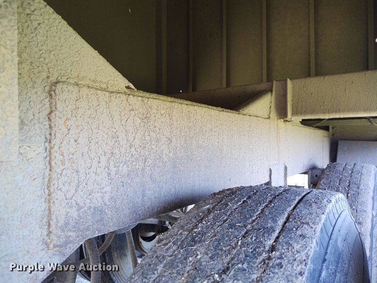 image for item DE6927 1993 Wilson DWH-200 double hopper bottom grain trailer