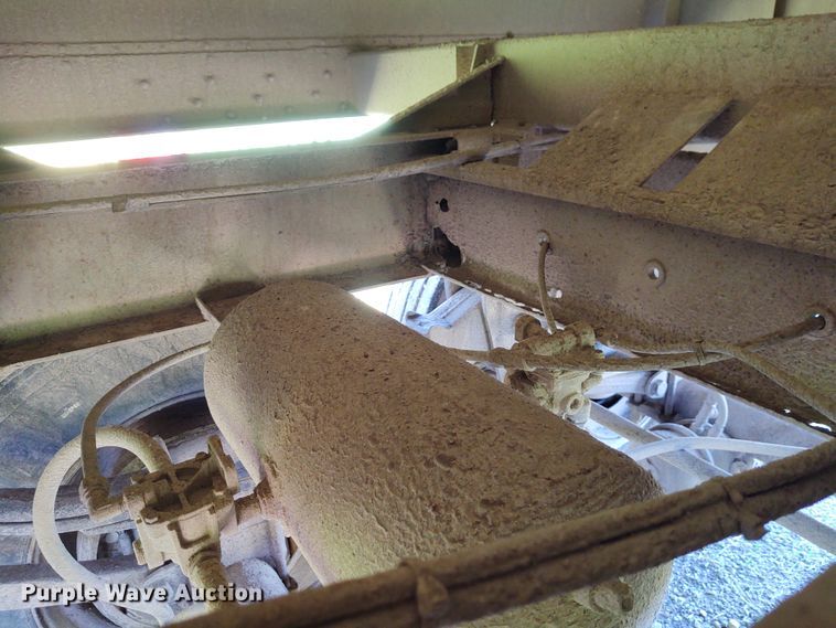 image for item DE6927 1993 Wilson DWH-200 double hopper bottom grain trailer