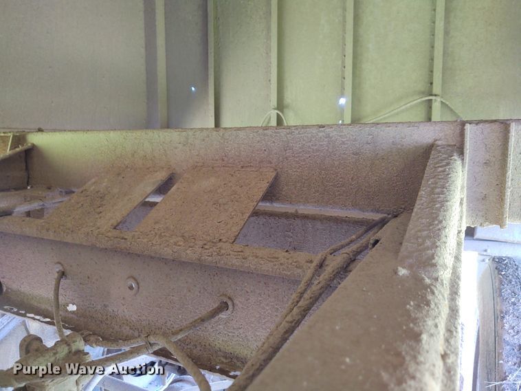 image for item DE6927 1993 Wilson DWH-200 double hopper bottom grain trailer