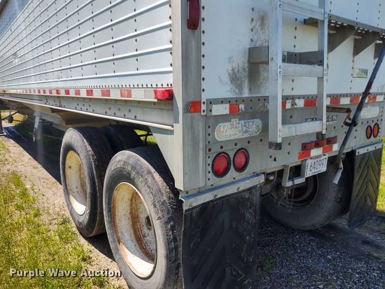 image for item DE6927 1993 Wilson DWH-200 double hopper bottom grain trailer