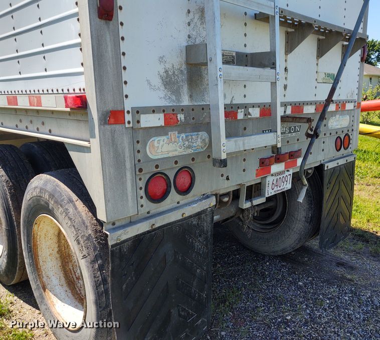 image for item DE6927 1993 Wilson DWH-200 double hopper bottom grain trailer