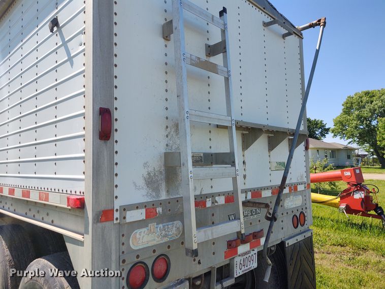 image for item DE6927 1993 Wilson DWH-200 double hopper bottom grain trailer