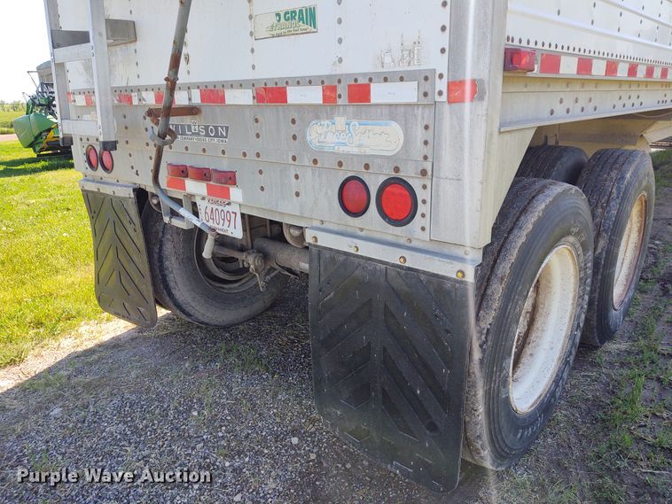 image for item DE6927 1993 Wilson DWH-200 double hopper bottom grain trailer