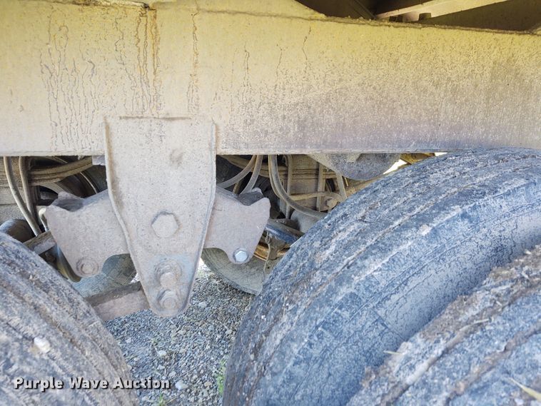 image for item DE6927 1993 Wilson DWH-200 double hopper bottom grain trailer