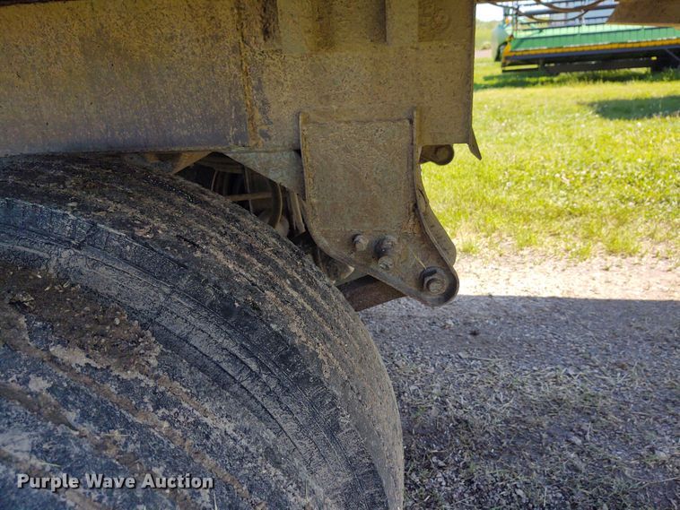 image for item DE6927 1993 Wilson DWH-200 double hopper bottom grain trailer
