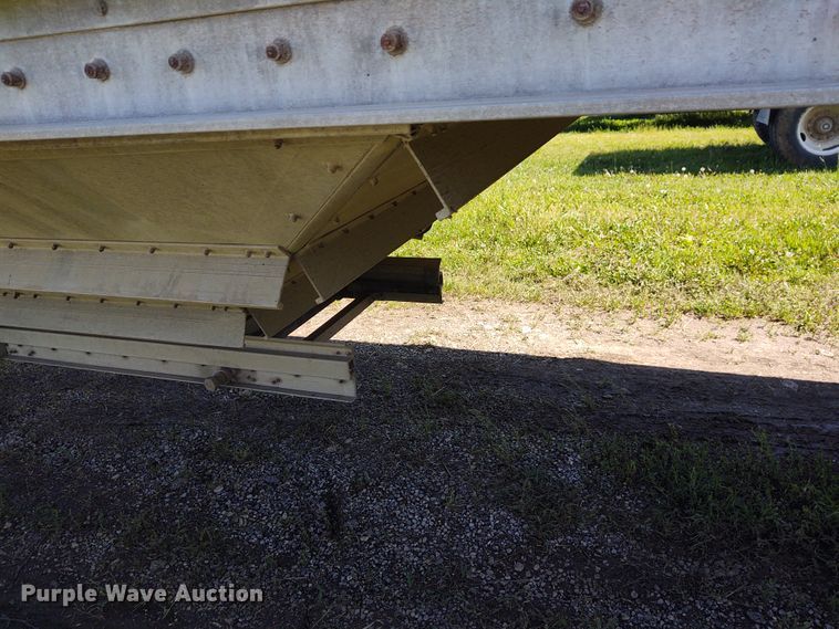 image for item DE6927 1993 Wilson DWH-200 double hopper bottom grain trailer