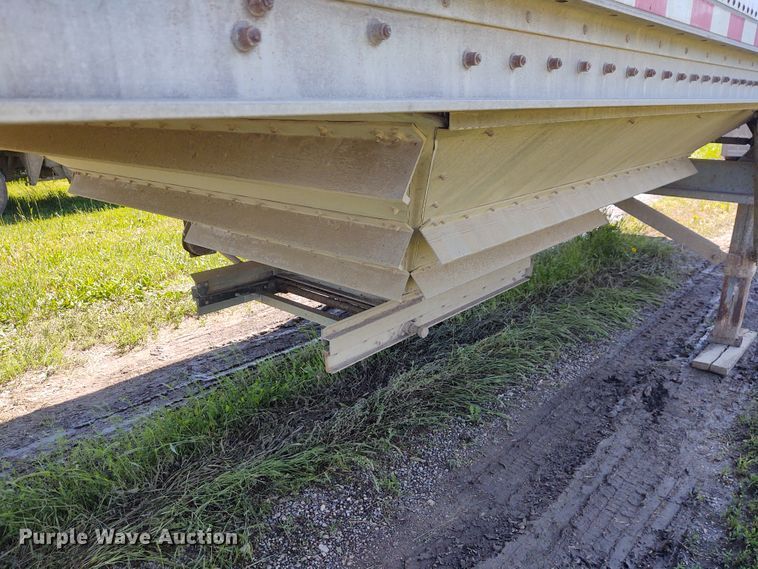 image for item DE6927 1993 Wilson DWH-200 double hopper bottom grain trailer