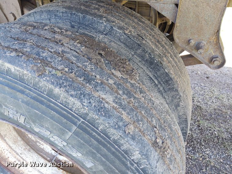 image for item DE6927 1993 Wilson DWH-200 double hopper bottom grain trailer