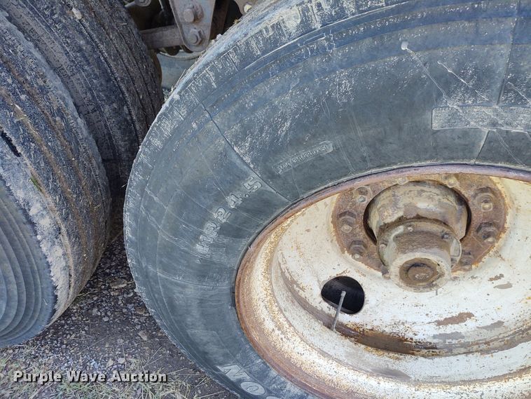 image for item DE6927 1993 Wilson DWH-200 double hopper bottom grain trailer