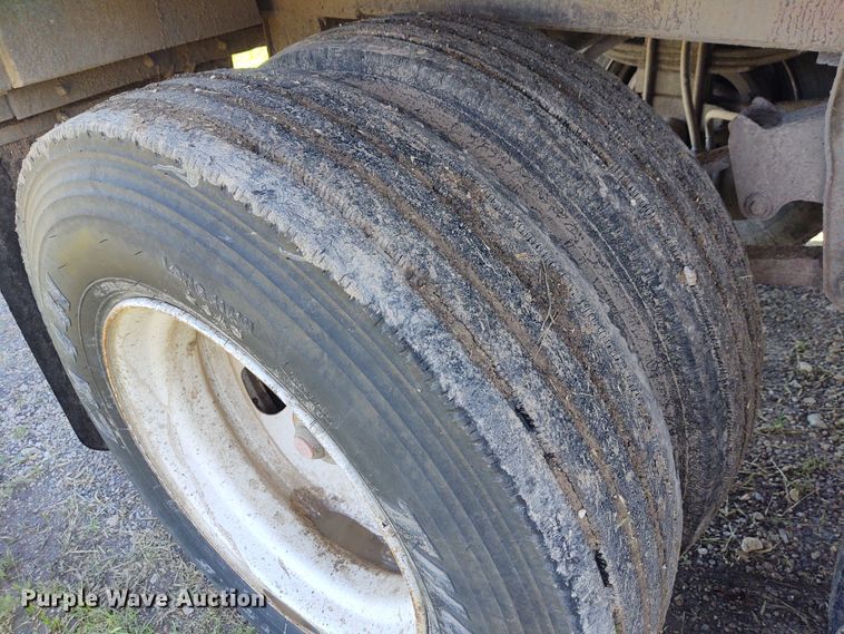 image for item DE6927 1993 Wilson DWH-200 double hopper bottom grain trailer