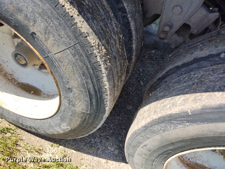 image for item DE6927 1993 Wilson DWH-200 double hopper bottom grain trailer