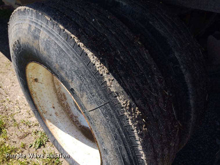 image for item DE6927 1993 Wilson DWH-200 double hopper bottom grain trailer