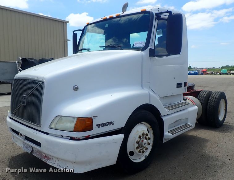 image for item DG3234 2000 Volvo VN  semi truck
