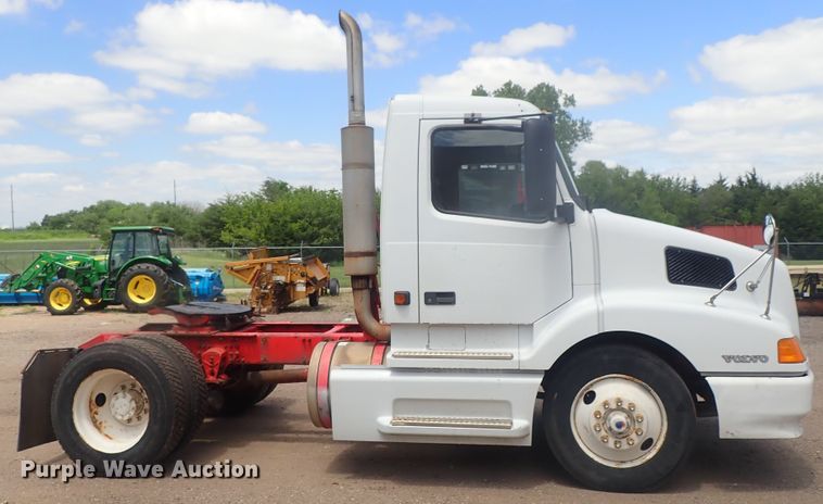 image for item DG3234 2000 Volvo VN  semi truck
