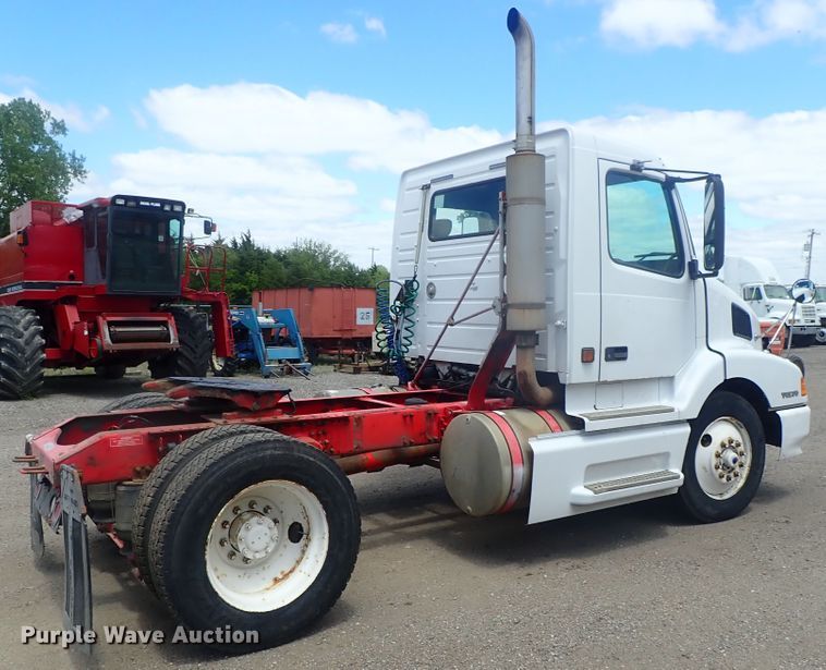 image for item DG3234 2000 Volvo VN  semi truck