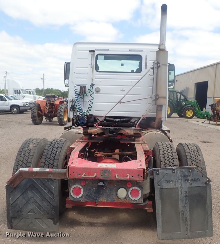 image for item DG3234 2000 Volvo VN  semi truck