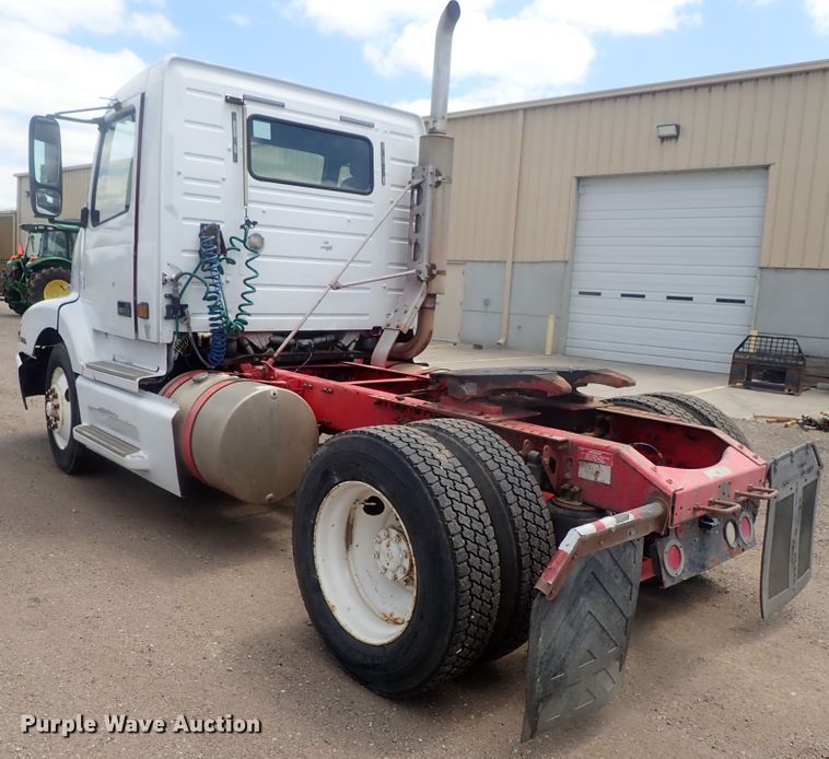 image for item DG3234 2000 Volvo VN  semi truck